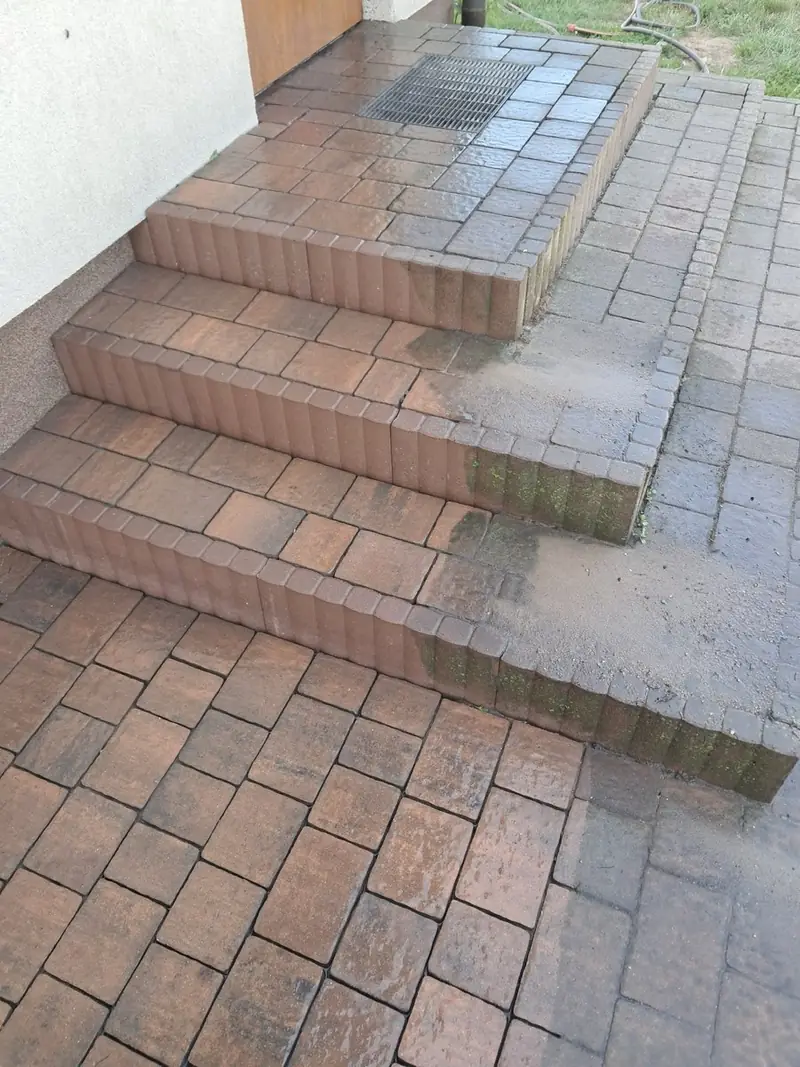 Mycie elewacji i czarnej kostki brukowej przy budynku