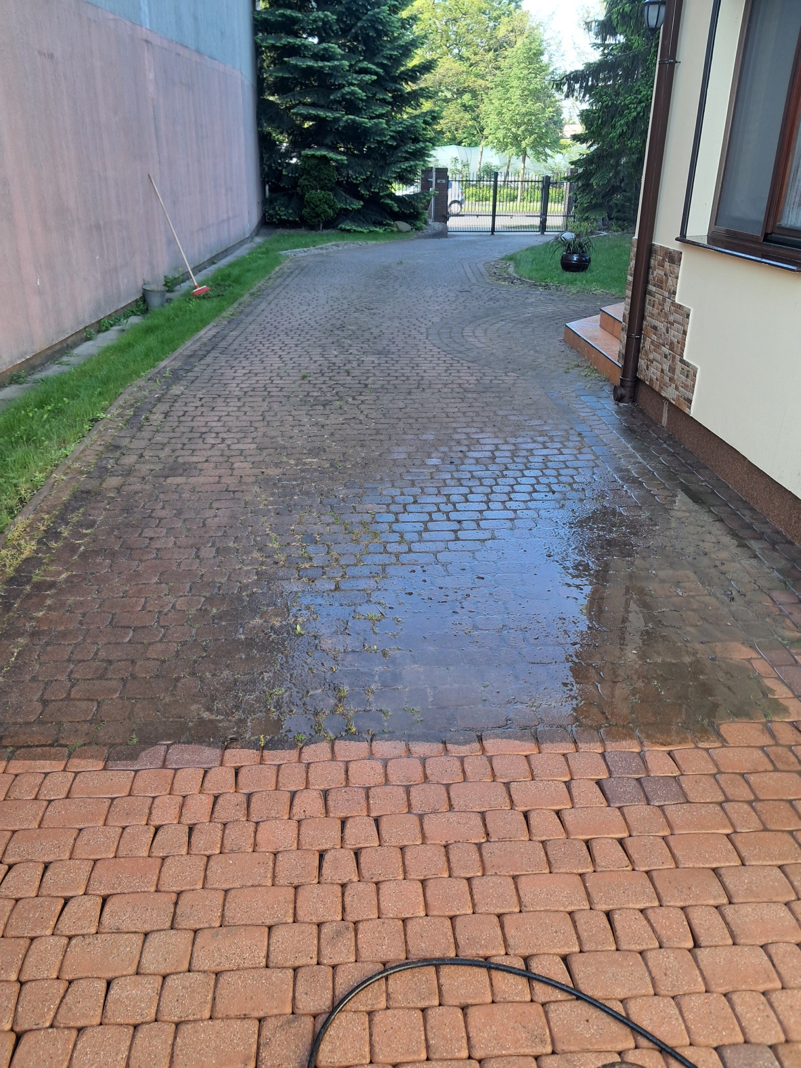 Mycie kostki brukowej w Kutnie - czysty podjazd po usunięciu zabrudzeń